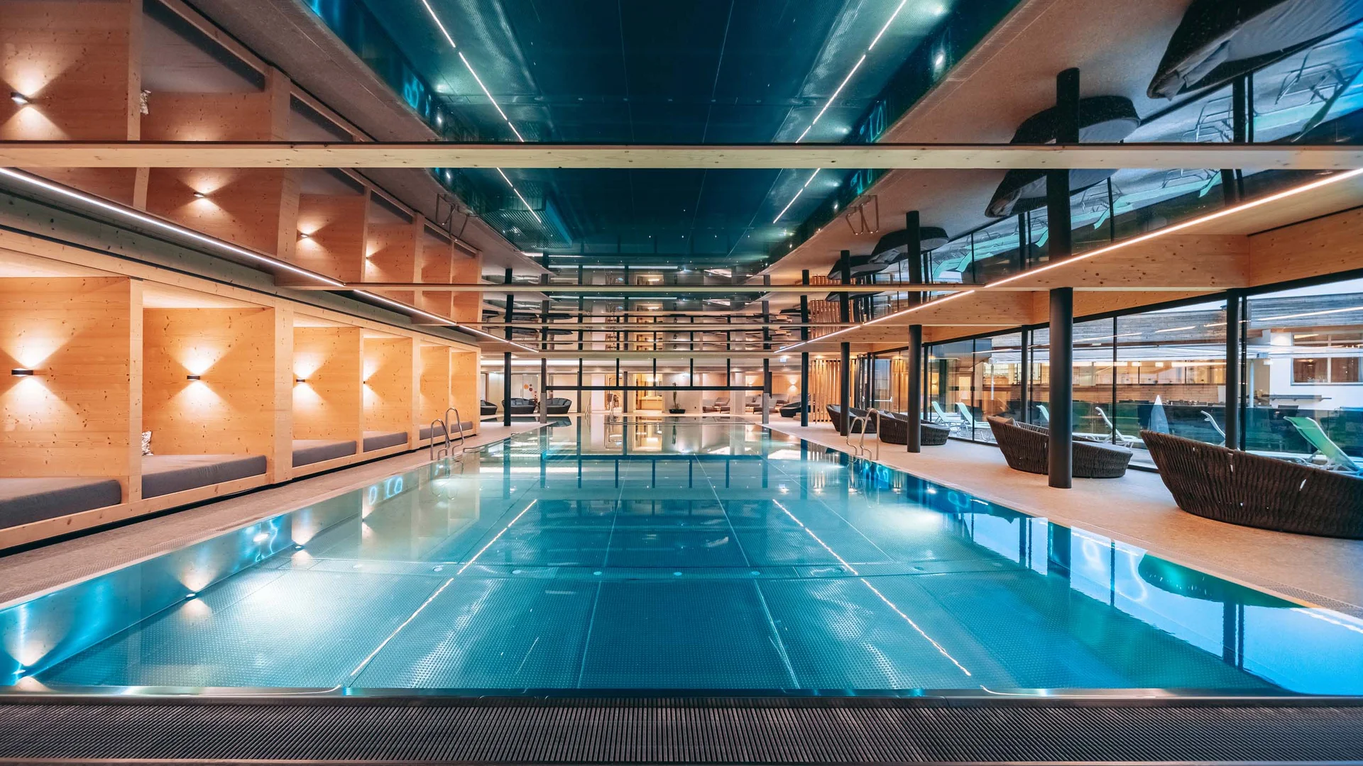 Moderner Innenpool mit Holzvertäfelung und Sitzbereichen