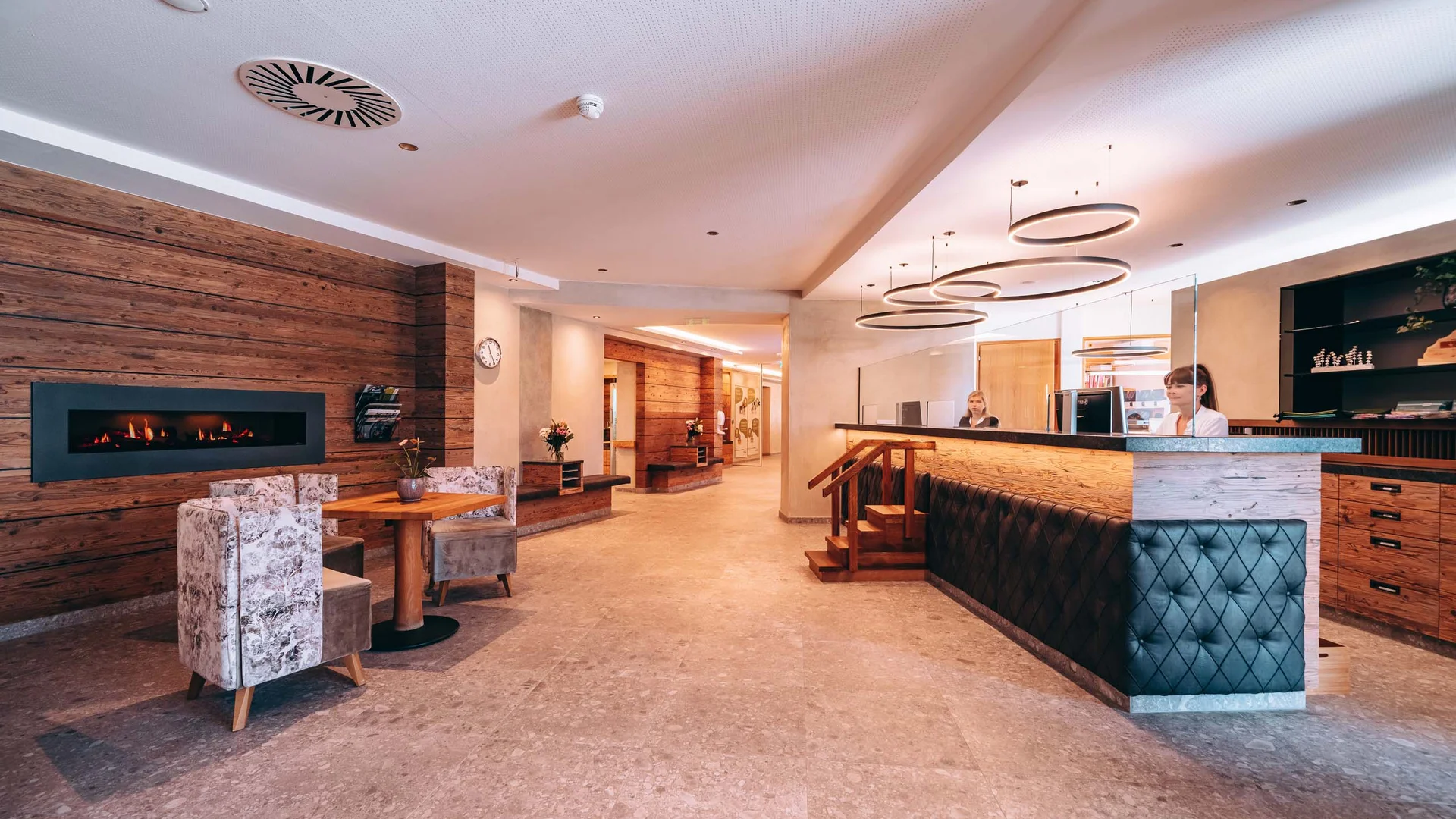 Moderne Hotelrezeption mit Kathedraldecke, Holzvertäfelung und Kamin